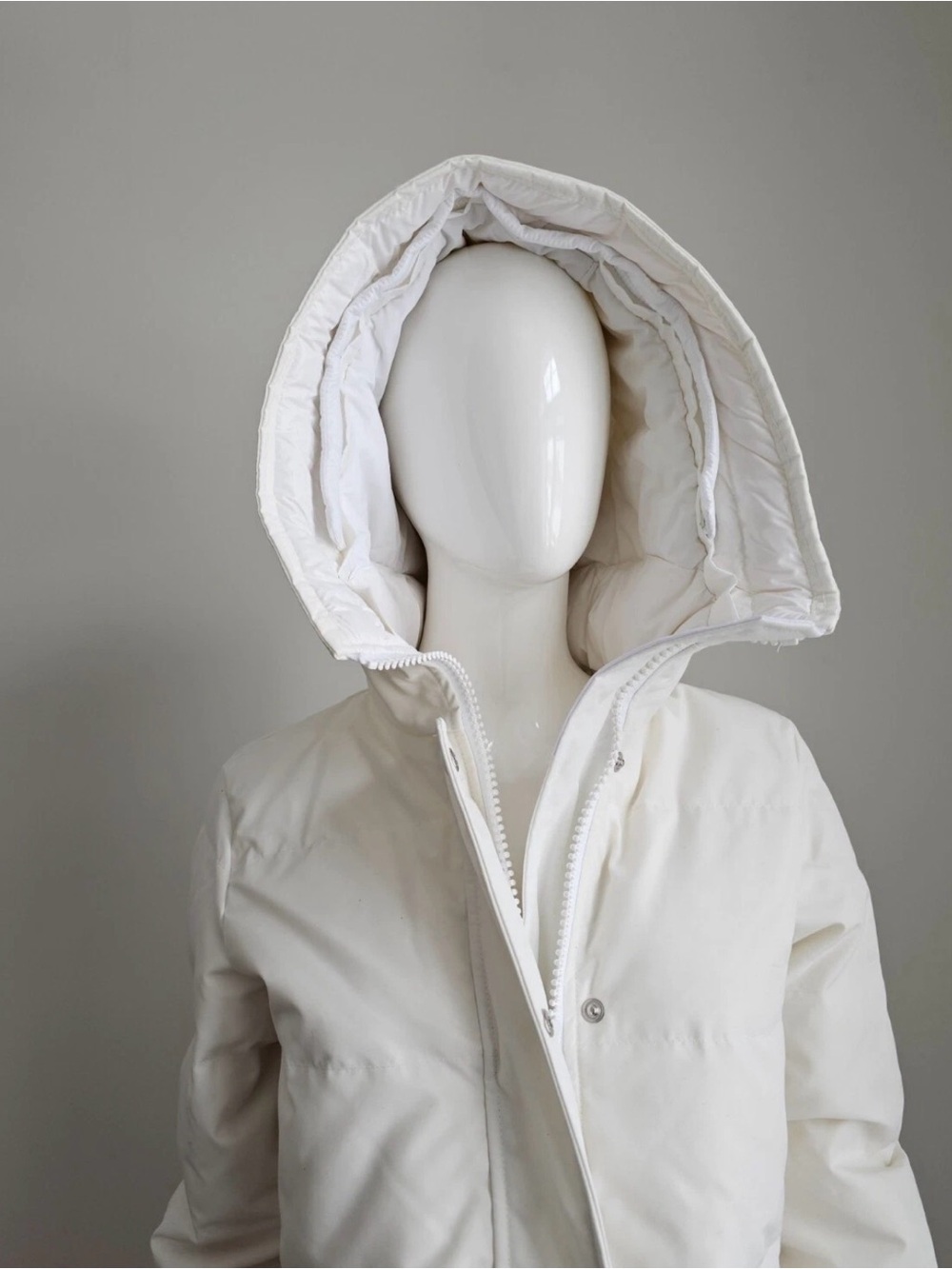 Brand New with tag Canada Goose Shelburne Parka in white, size S/P